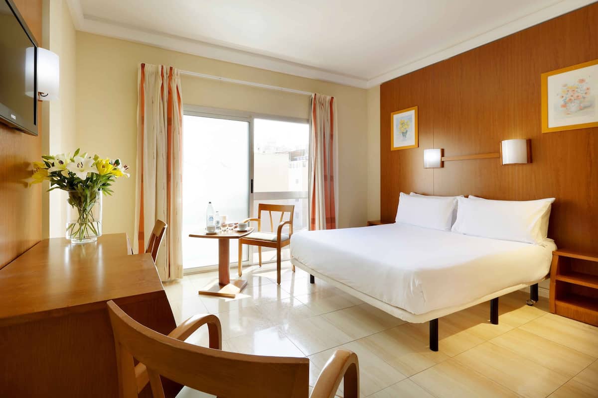 Standard Double Room, 1 Katil Kelamin (Double) | Bar mini, peti besi dalam bilik, meja, langsir/tirai gelap terus 