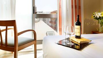 Een minibar, een kluis op de kamer, een bureau, verduisterende gordijnen