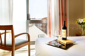 Minibar, in-room safe, desk, blackout curtains - Crisol Alisios Canteras (Las Palmas de Gran Canaria)