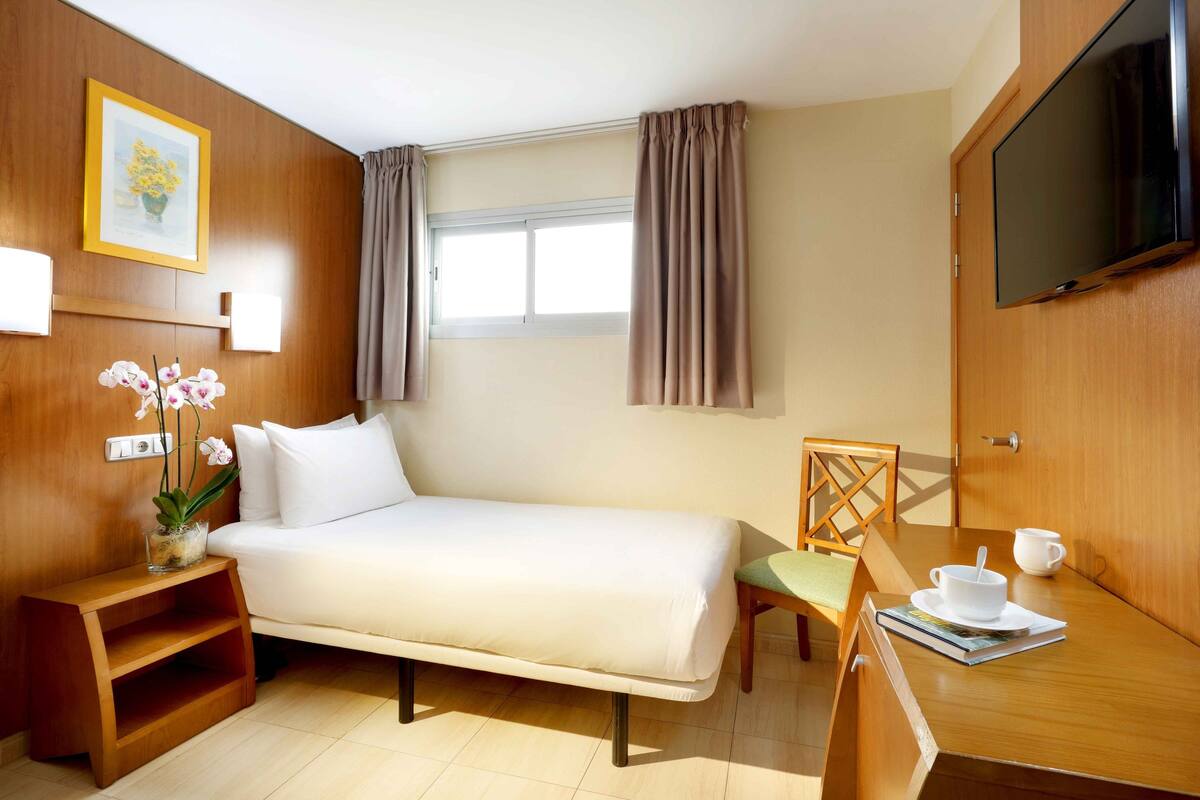 Single Room | Bar mini, peti besi dalam bilik, meja, langsir/tirai gelap terus 