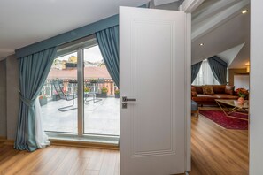 Deluxe penthouse | Lakens van Egyptisch katoen, luxe beddengoed, individueel gedecoreerd