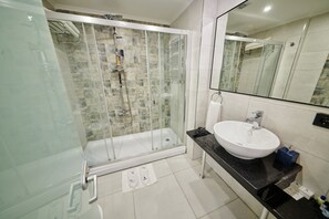 Shower, hair dryer, bathrobes, slippers - The Marions Suite Hotel (Istanbul)