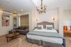 Chambre Supérieure | Coin séjour | Télévision à écran plat de 27 pouces avec chaînes par satellite