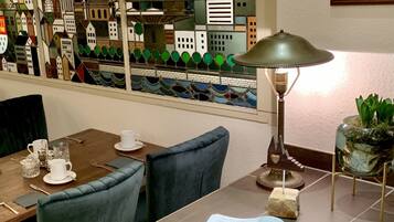 Tägliches Frühstücksbuffet (15 EUR pro Person)