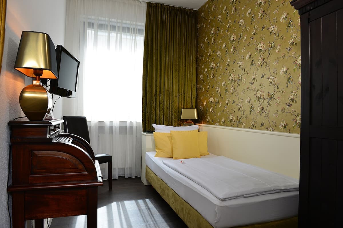 Basic Single Room | In-room safe, blackout curtains, iron/ironing board, free WiFi