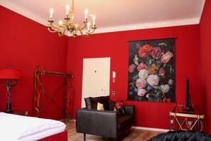 Basic Studio | Living area | TV