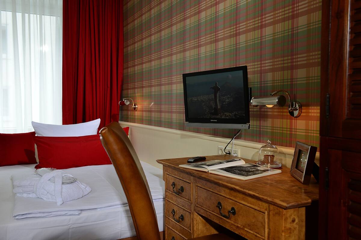 Chambre simple économique, salle de bain privée | Coffre-fort, rideaux d’obscurcissement, fer et planche à repasser