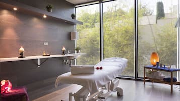 Sauna, baño turco o hammam, tratamientos corporales y aromaterapia