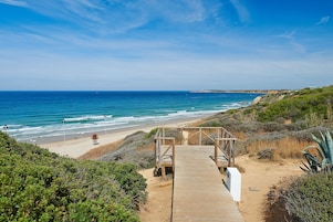 Sulla spiaggia, sabbia bianca, lettini da mare, ombrelloni