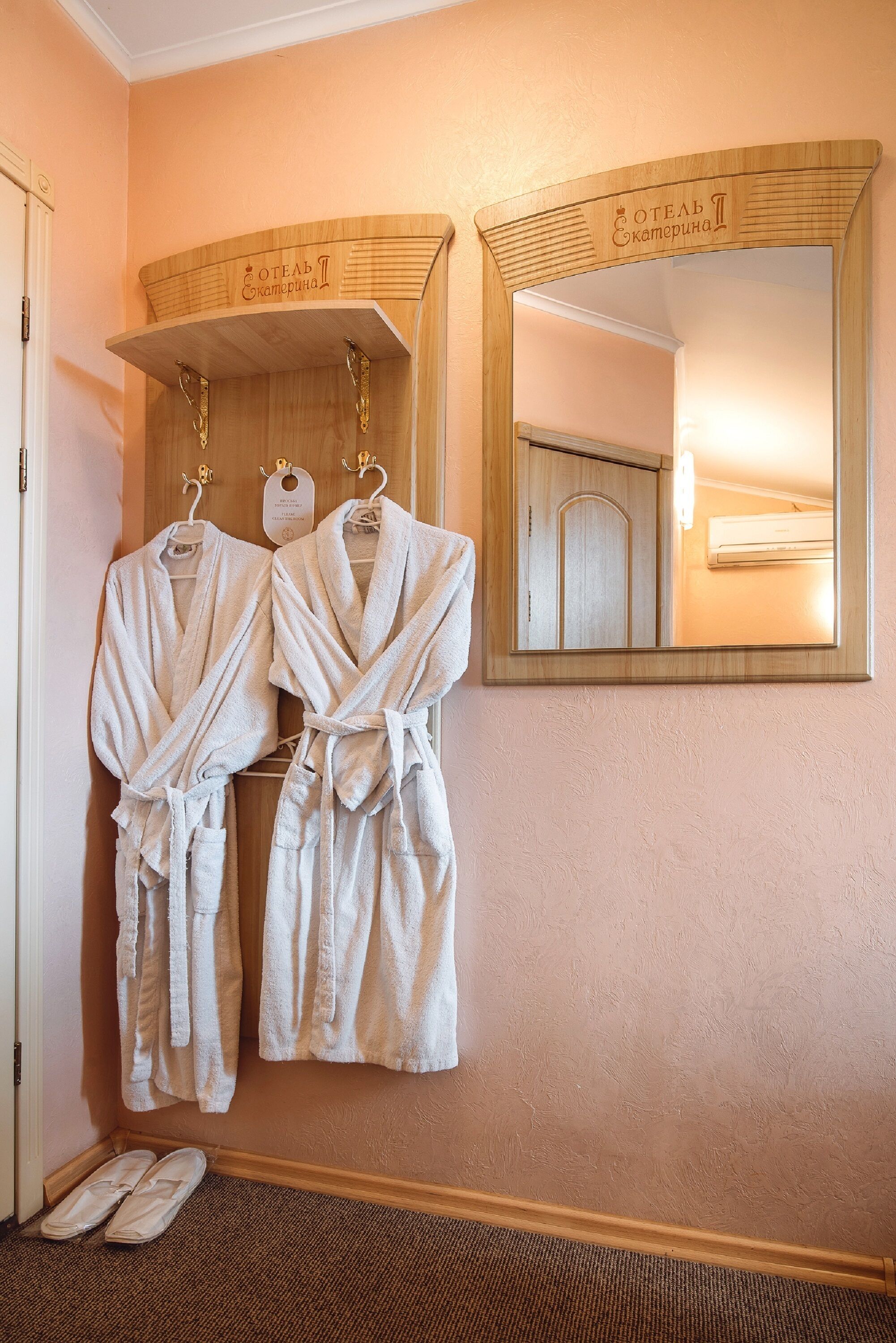 Economy-værelse med 2 enkeltsenge | Minibar, pengeskab på værelset, skrivebord, mørklægningsgardiner