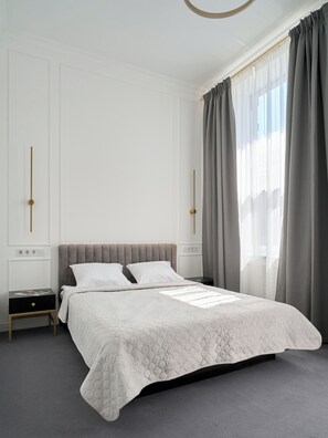 Luxury Double Room | Premium bedding, in-room safe, desk, laptop workspace - Ekaterina II (Odesa)