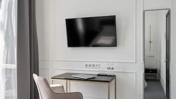 Quarto casal superluxo | Roupas de cama premium, cofres nos quartos, escrivaninha