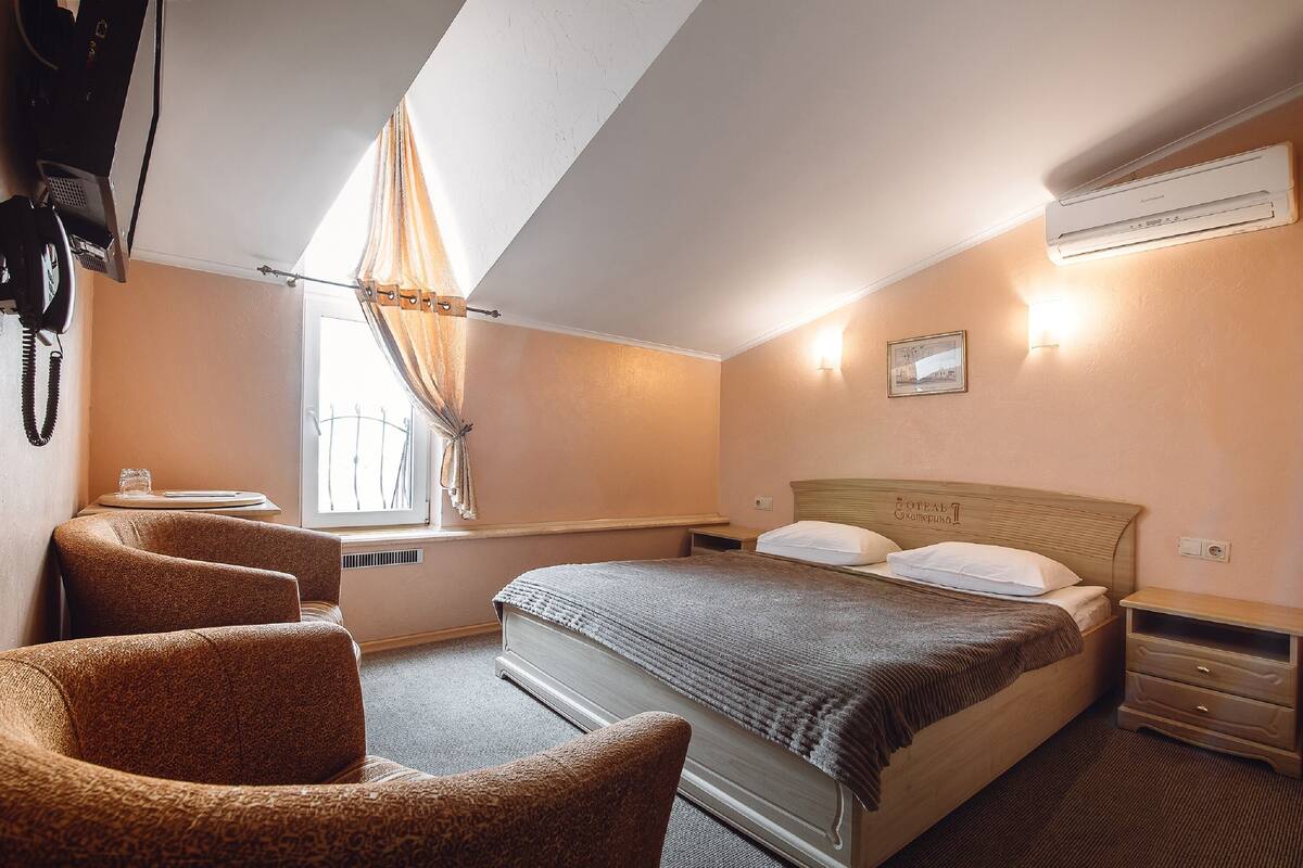 Economy Double Room | Premium bedding, in-room safe, desk, laptop workspace