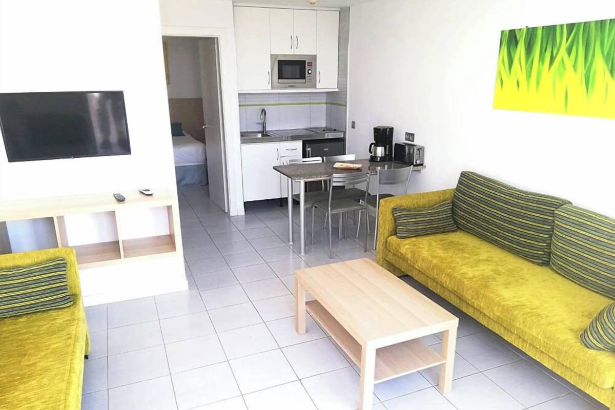 In-room safe, WiFi (free), bed sheets