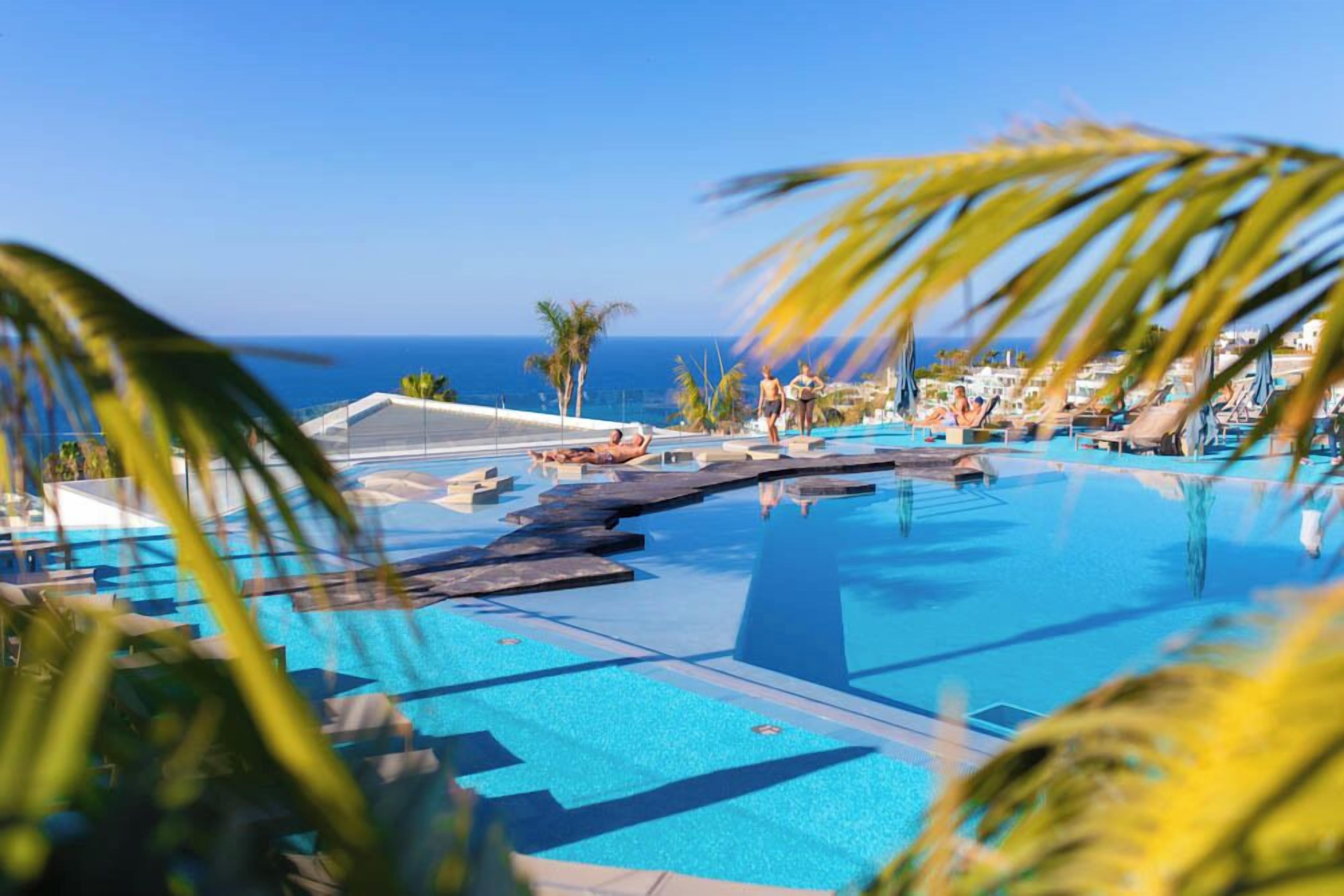 2 piscinas al aire libre, sombrillas, sillones reclinables de piscina
