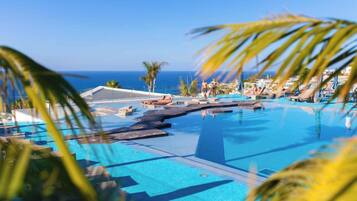 2 piscinas al aire libre, sombrillas, sillones reclinables de piscina
