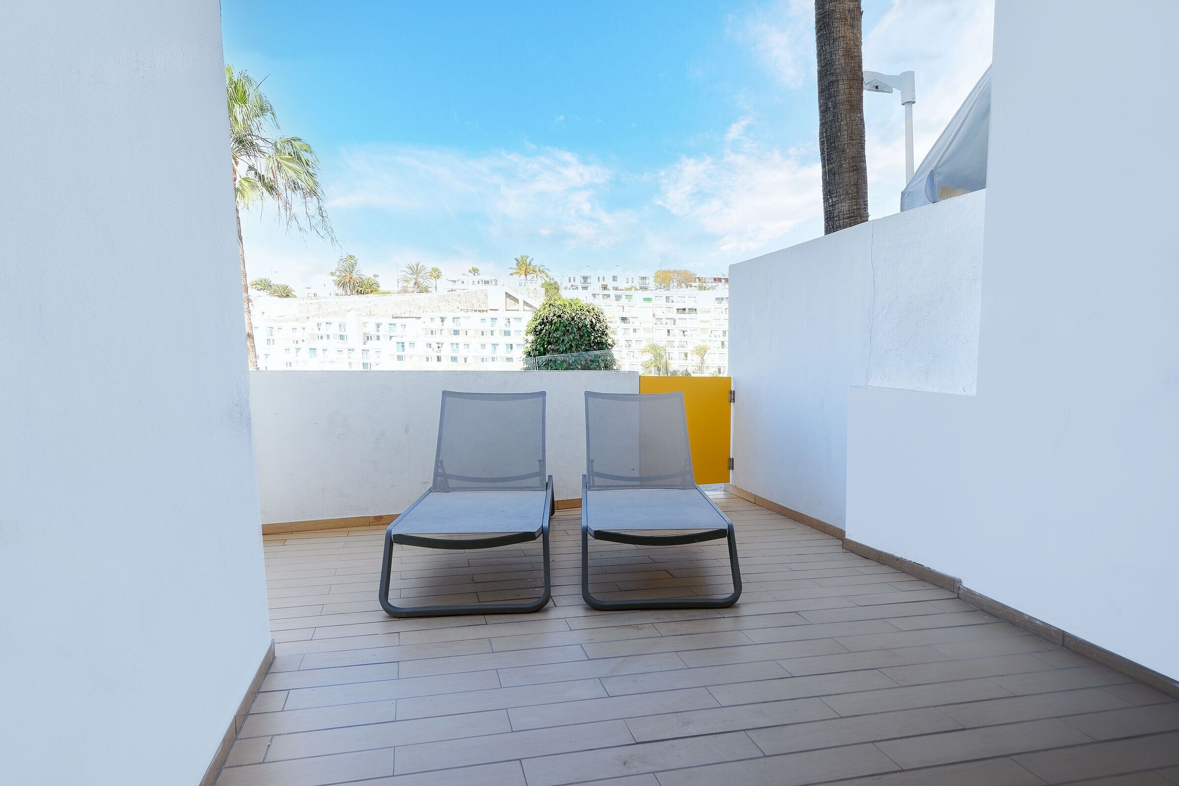 房內夾萬、免費 Wi-Fi、床單