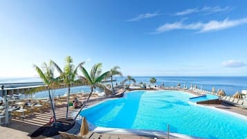 2 piscinas al aire libre (de 09:00 a 17:00), sombrillas, tumbonas