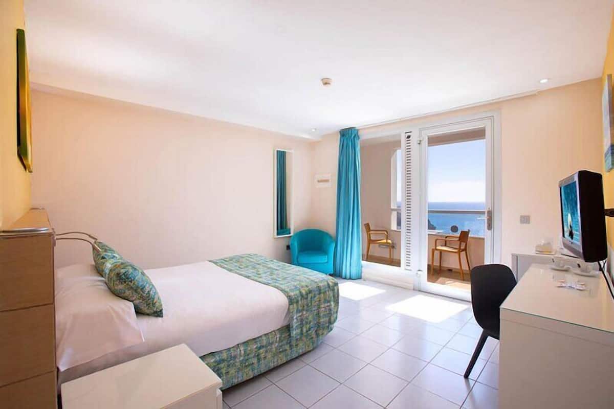 In-room safe, WiFi (free), bed sheets