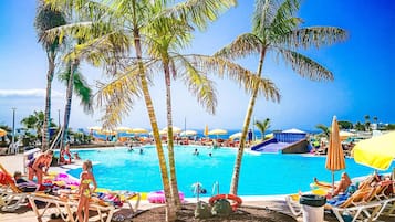 2 piscinas al aire libre, sombrillas, sillones reclinables de piscina