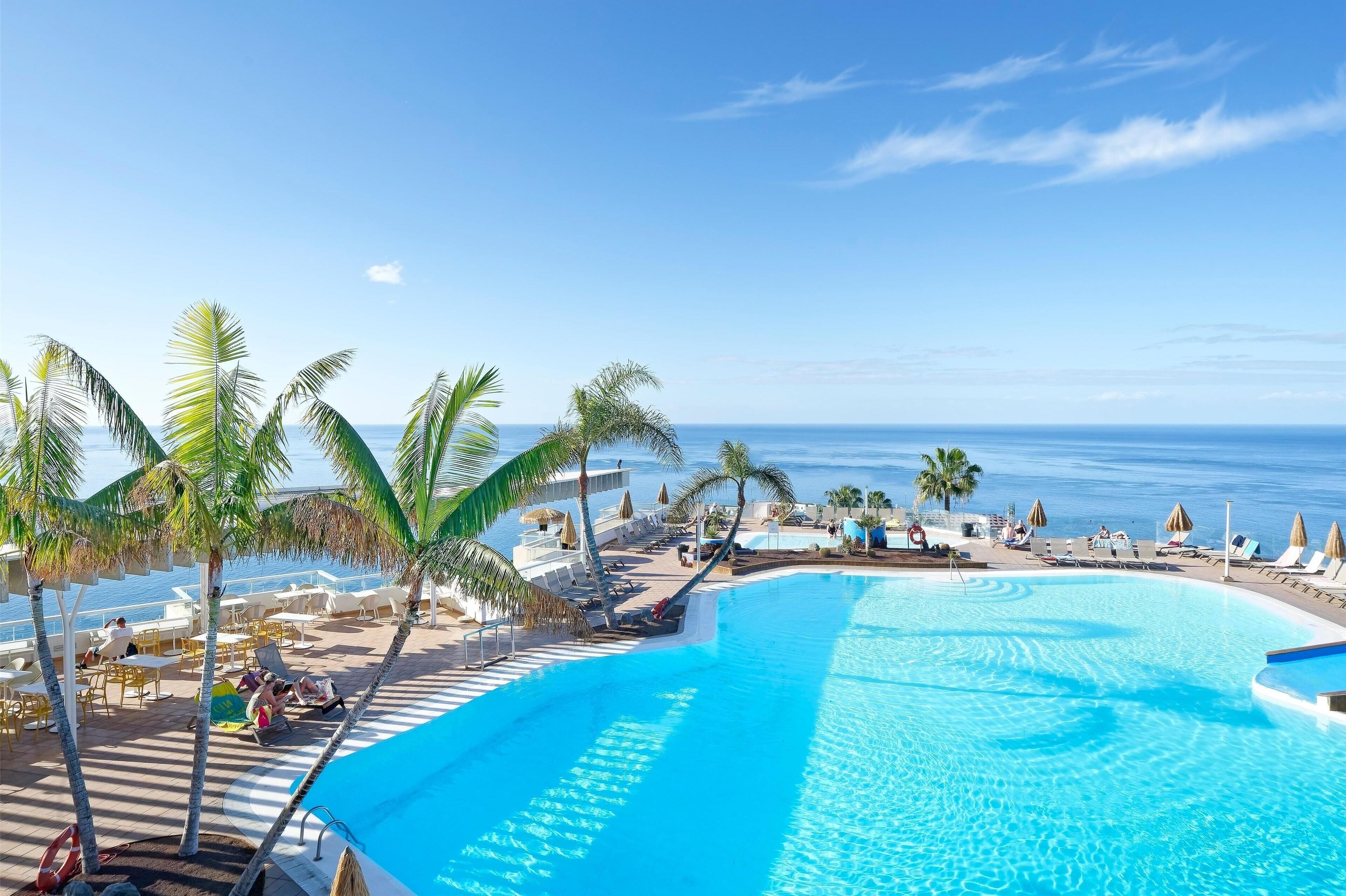 2 outdoor pools, pool umbrellas, sun loungers