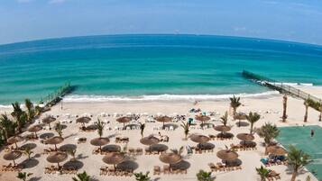 Praia particular, massagens na praia, prática de ioga na praia