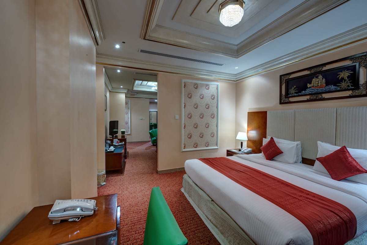 Business Double Room, Smoking, City View | Egyptian cotton sheets, premium bedding, minibar, in-room safe