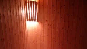 A sauna room with wooden walls and a bench. - BB Esbjerg (Esbjerg)