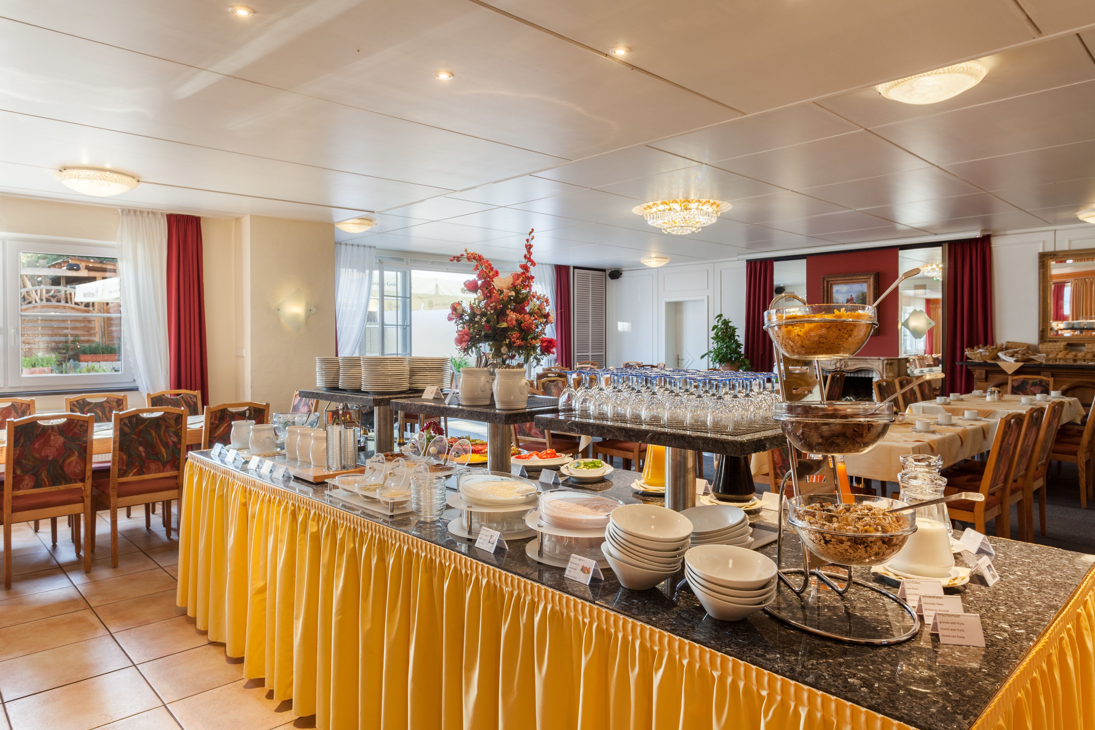 Ein reichhaltiges Buffet mit verschiedenen Speisen und einer Glastheke.