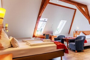 Basic-Vierbettzimmer | Zimmersafe, Schreibtisch, laptopgeeigneter Arbeitsplatz