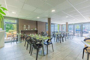 Daily buffet breakfast for a fee - Appart'City Confort Tours (Tours)