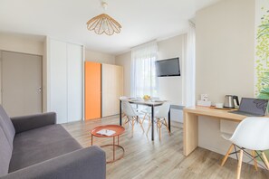 42-inch flat-screen TV with satellite channels, TV - Appart'City Confort Tours (Tours)