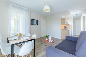 Apartment, 2 Schlafzimmer | Wohnbereich | 42-Zoll-Flachbildfernseher mit Satellitenempfang, Fernseher