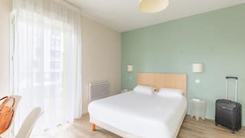 Coffres-forts dans les chambres, bureau, fer et planche à repasser