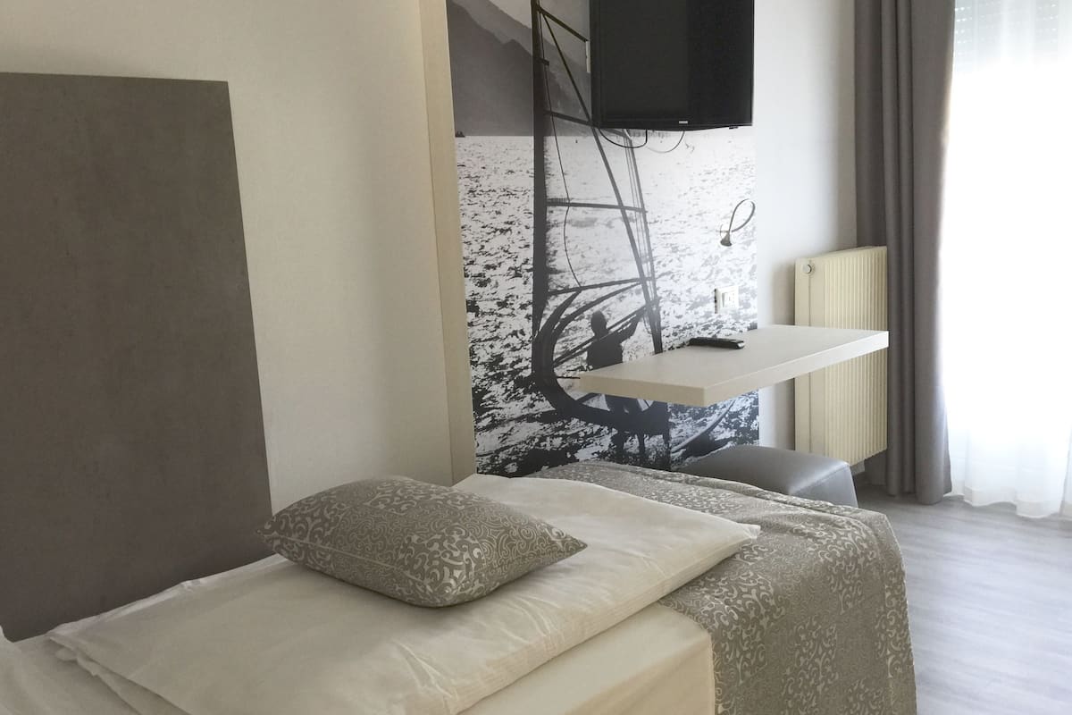 design single room | in-room safe, desk, soundproofing, free wifi