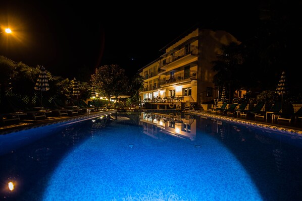 Fachada da propriedade à noite