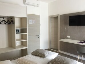Quarto casal design, vista para o lago | Cofres nos quartos, escrivaninha, quartos à prova de som