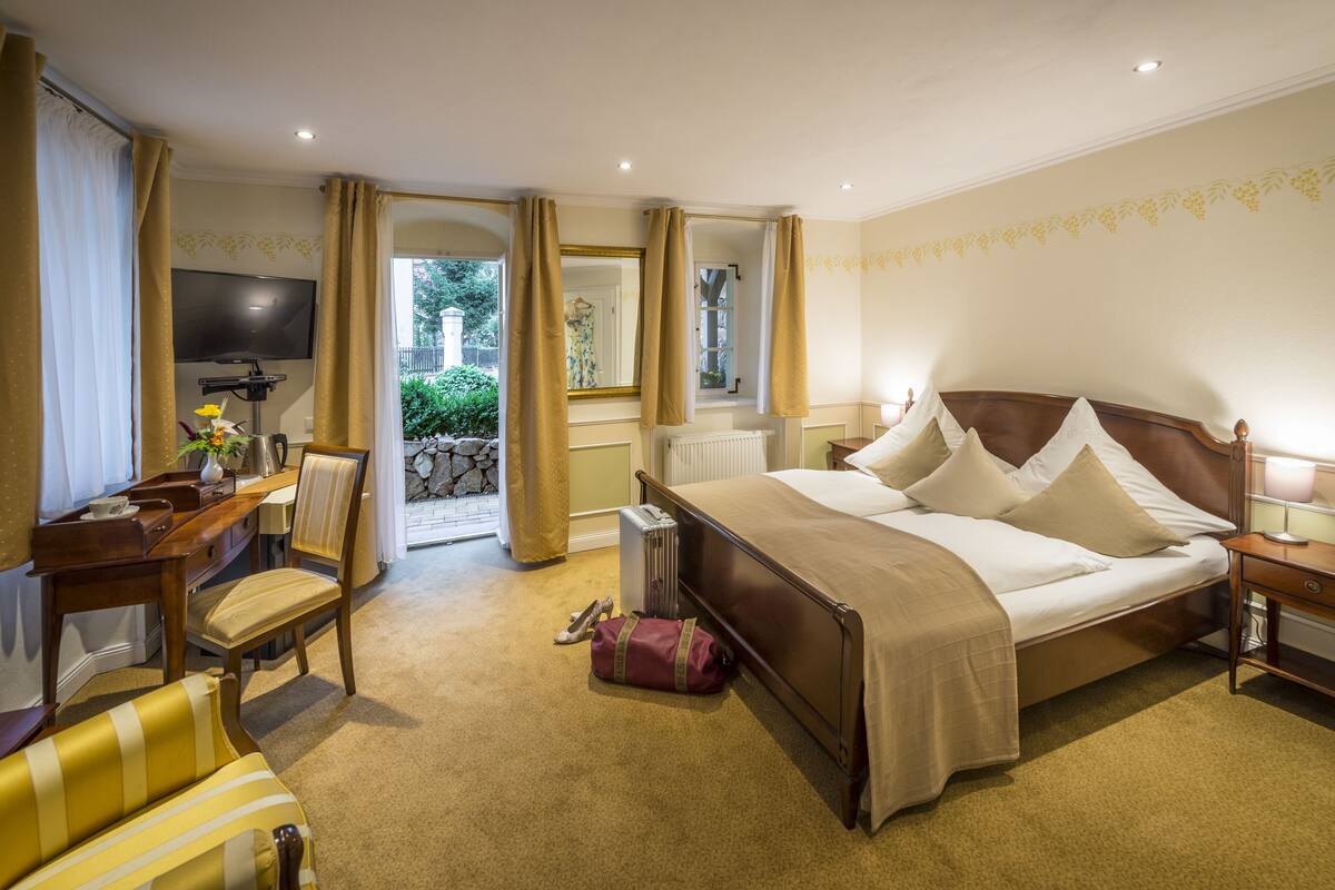 premium bedding, down duvets, free minibar items, in-room safe