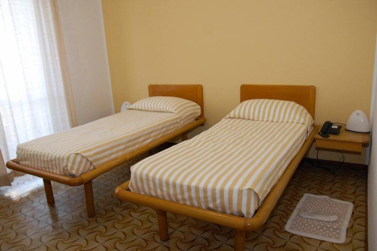Standard Room, 2 Twin Beds | Cribs/infant beds, WiFi (free)