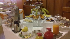Café da manhã com buffet grátis todos os dias