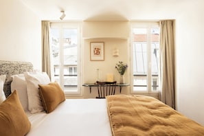 Quarto casal | Roupas de cama premium, quartos à prova de som, Wi-Fi de cortesia