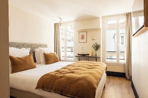 Double Room | Premium bedding, soundproofing, free WiFi - Maison Gaité (Paris)