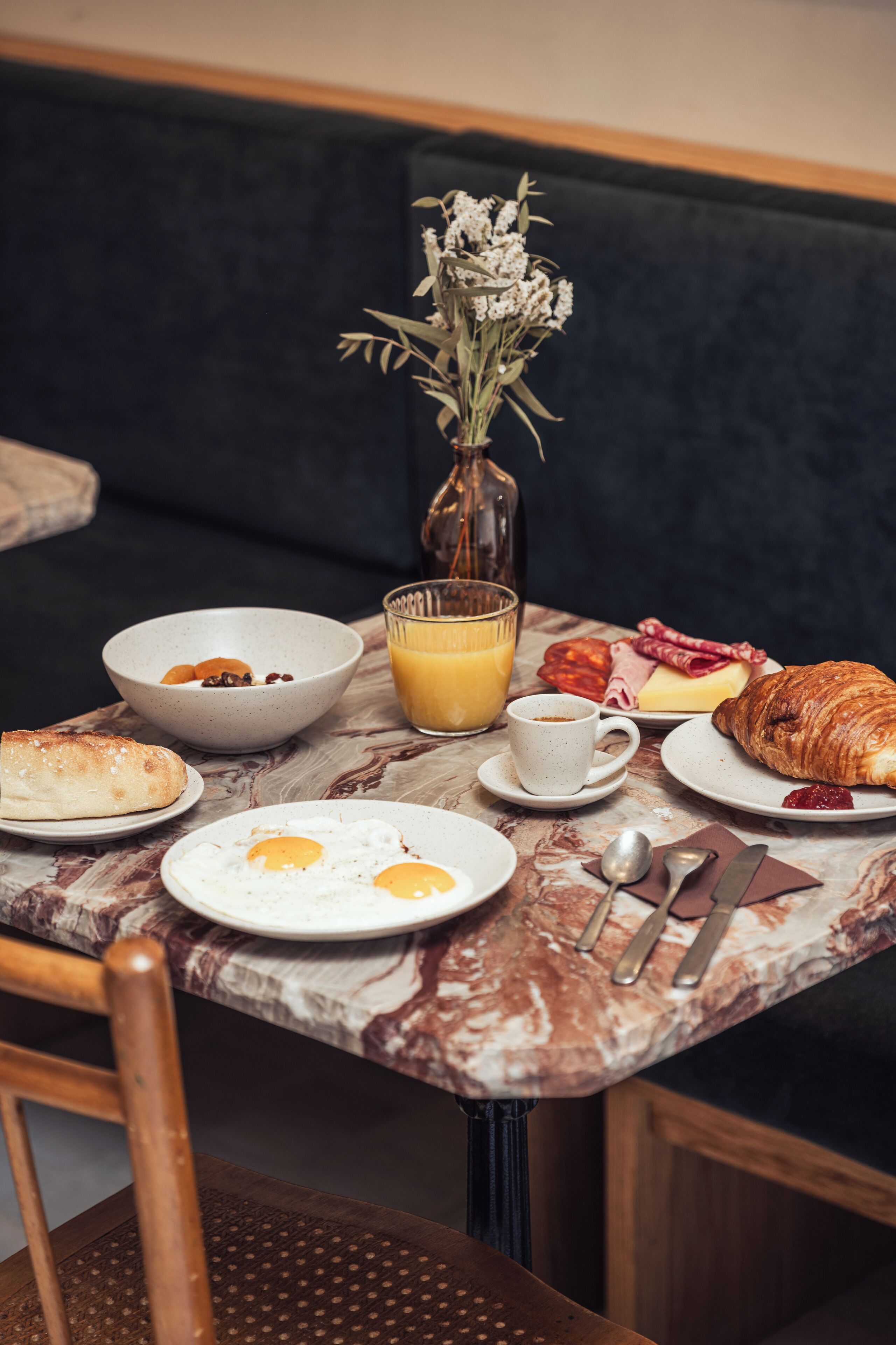 Se ofrece un desayuno bufé todos los días (14 EUR por persona)
