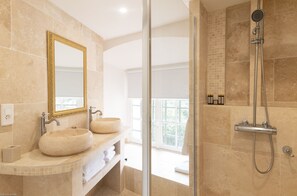 Suite familiar | Baño | Regadera, amenidades de baño gratuitas, secadora de cabello, toallas 