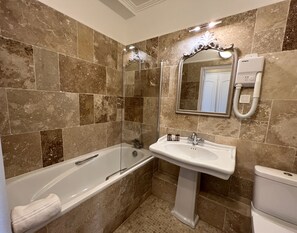 Quarto luxo, vista para o parque | Banheiro | Chuveiro, produtos de toalete grátis, secador de cabelo 