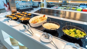 Petit déjeuner et dîner servis sur place, spécialités Cuisine régionale