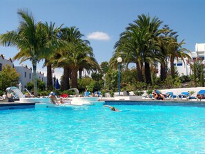 Outdoor pool, pool umbrellas, sun loungers - Hotel Puerto Carmen (Tias)