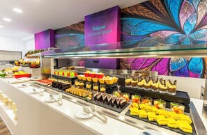 Petit déjeuner et dîner servis sur place
