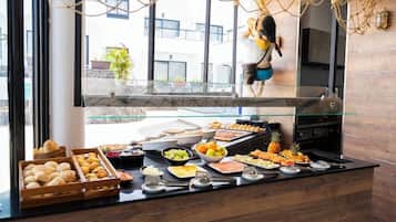 Petit déjeuner et dîner servis sur place