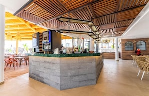 Vistas para a piscina, serve café da manhã, almoço e jantar 